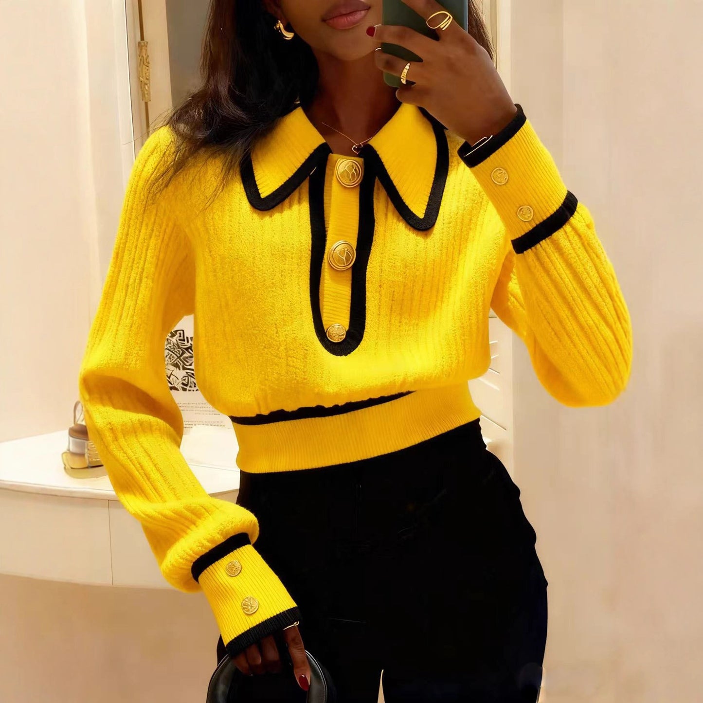 Pull rouge color-block style designer