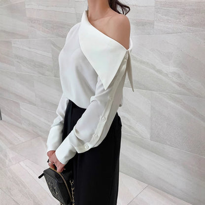 Chemise femme unie à épaules dénudées, boutonnée.